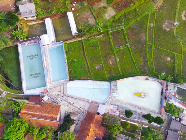 Endonezya 'nın Cikancung bölgesindeki pirinç tarlasının kenarındaki bir yüzme havuzunun bulanık arkaplan fotoğrafı. Odaklanma