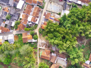 Endonezya 'nın Cikancung bölgesinde, konutun ortasında, bulanık arka plan hava kavşağında soyut odaklanmış. Odaklanma