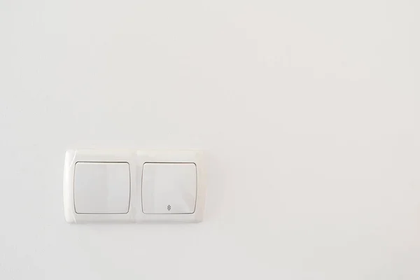 Двойная Кнопка Переключения Света Пластиковой Раме Белой Стене Копировального Пространства — стоковое фото