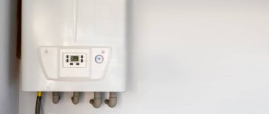 Elektronik kontrol paneli olan gaz atımlı kazanın paneli. Mutfakta su ısıtıcısı var. Tüketim kavramı, kaynak tasarrufu, ısıtma ekipmanları ve modern ev aletleri, kopyalama alanı