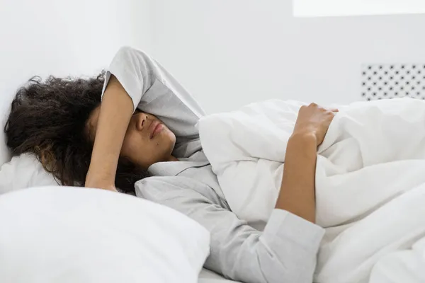 Zijaanzicht Van Trieste Afro Amerikaanse Vrouw Bedekt Gezicht Met Hand — Stockfoto