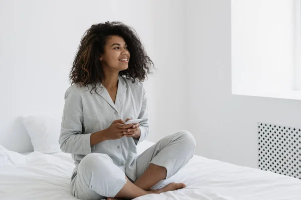 Digitale Technologie Concept Gelukkige Afro Amerikaanse Vrouw Met Behulp Van — Stockfoto