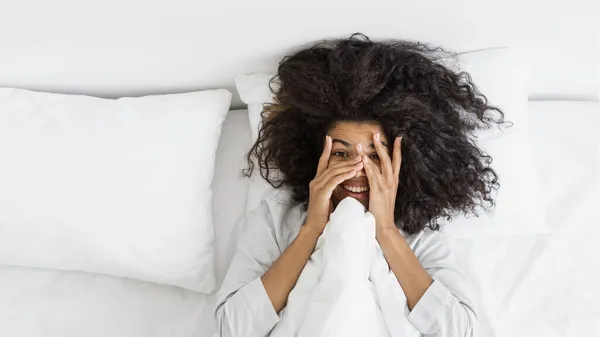 Top Banner Uitzicht Van Gelukkig Glimlachende Jonge Afro Amerikaanse Vrouw — Stockfoto