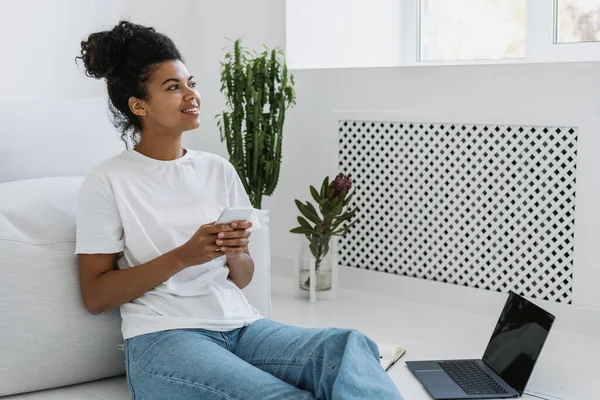 Gelukkige Jonge Afrikaans Amerikaanse Vrouw Die Haar Moderne Smartphone Handen — Stockfoto