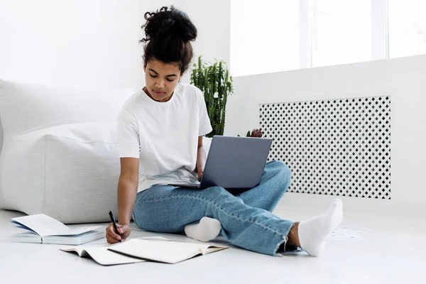 Jong Slim Student Meisje Het Schrijven Van Notities Dagboek Notitieblok — Stockfoto