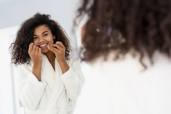 Kişisel Ağız Temizliği Diş Bakımı Konsepti Bornozlu Mutlu Afro Amerikan — Stok fotoğraf