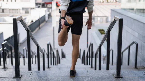 Gehakte Achteraanzicht Van Jonge Sportman Stretch Legs Warming Body Voorbereiding — Stockfoto