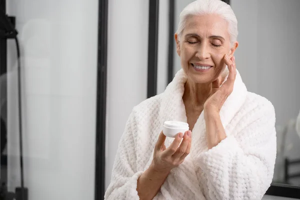 Retrato Mujer Anciana Con Tarro Crema Las Manos Proceso Limpieza — Foto de Stock