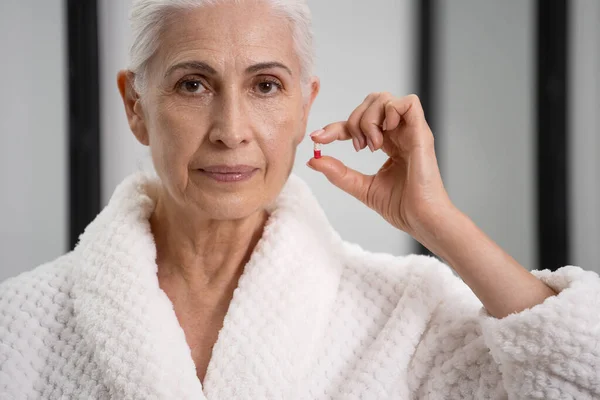 Porträt Einer Älteren Dame Bademantel Mit Tablette Der Hand Gesundheitskonzept — Stockfoto