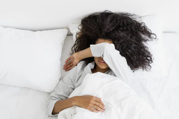 Boven Het Zicht Van Vermoeide Gemengde Ras Vrouw Bedekken Ogen — Stockfoto