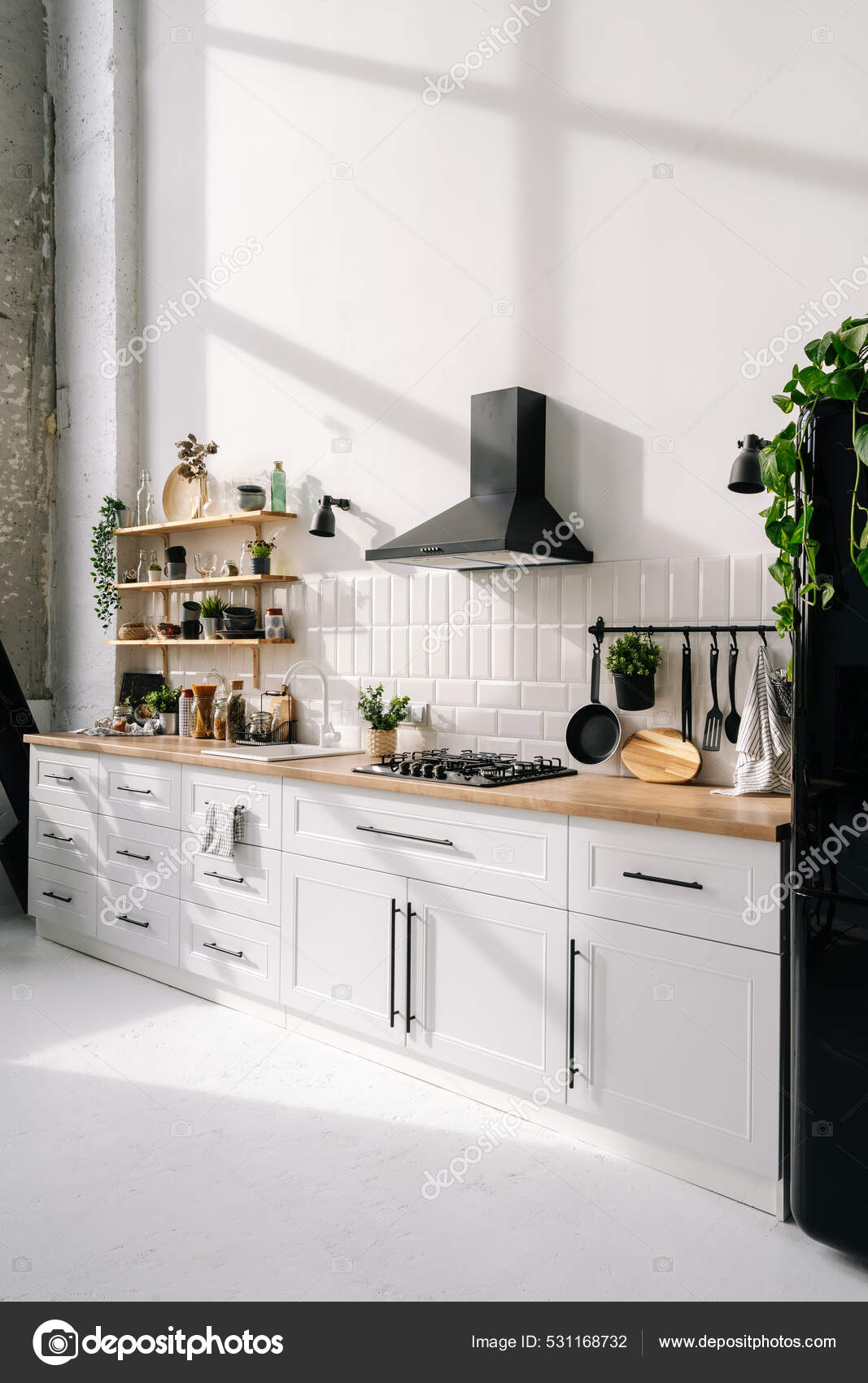 cuisine blanche de style rustique moderne avec hotte décorative, fixée au  mur, plaque de cuisson noire …