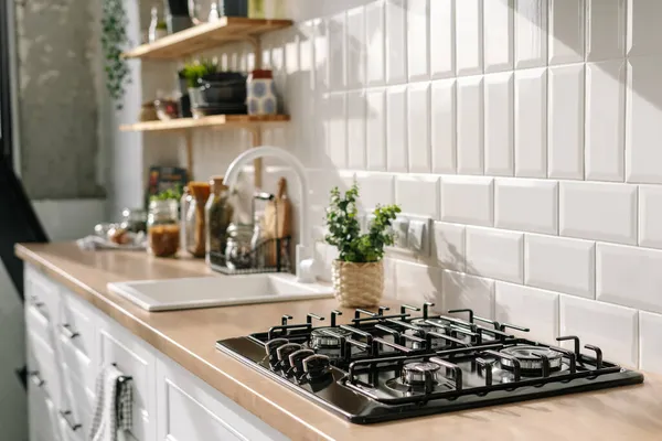 Vista Lateral Cozinha Estilo Escandinavo Interior Tons Brancos Com Fogão — Fotografia de Stock