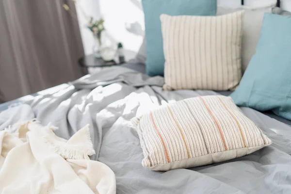Fechar Travesseiros Cores Diferentes Cobertor Cama Apartamento Acolhedor Elegante Contemporâneo — Fotografia de Stock