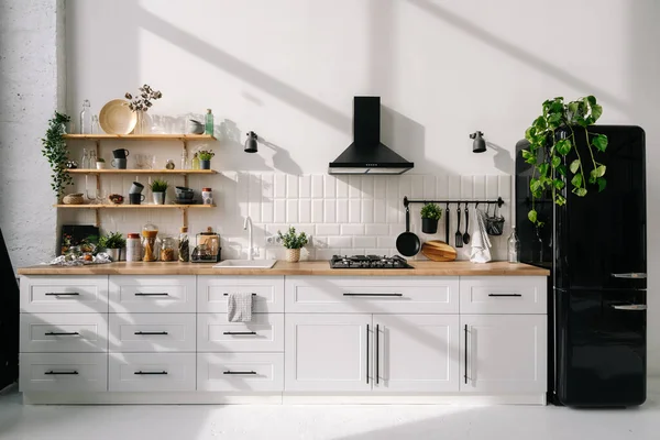 Modern Keukeninterieur Met Wit Meubilair Apparatuur Decor Zwarte Koelkast Lichte — Stockfoto