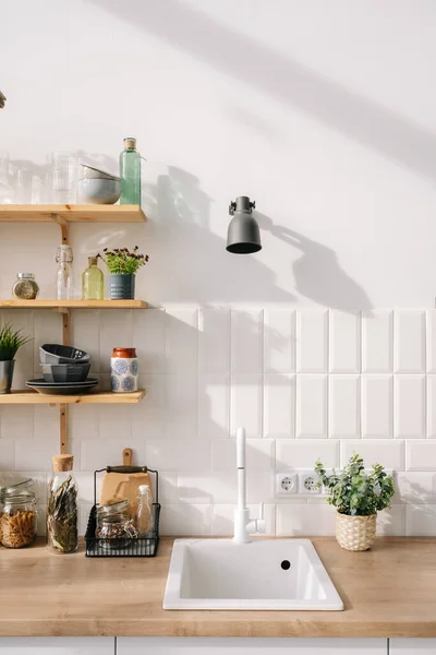 Moderne Wastafel Perfect Scandinavisch Keukeninterieur Witte Tinten Houten Meubels Planken — Stockfoto