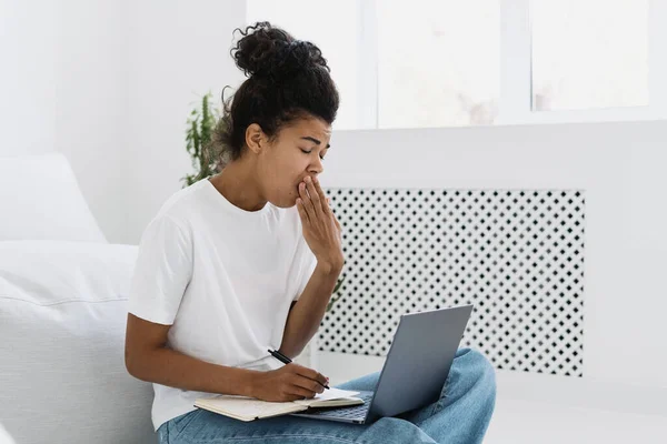 Zijaanzicht Portret Van Jonge Vermoeide Student Meisje Geeuwen Terwijl Thuis — Stockfoto