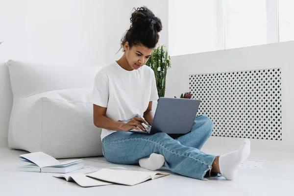 Jong Lachend Duizendjarig Meisje Met Behulp Van Haar Moderne Laptop — Stockfoto