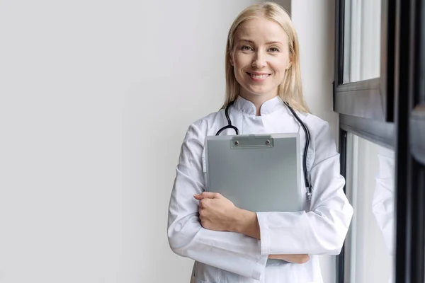 保健保护 社会保险概念 身穿白衣的专业医生手拿剪贴板站在医院 拥有病历或医疗表格的快乐医生 复制空间 — 图库照片