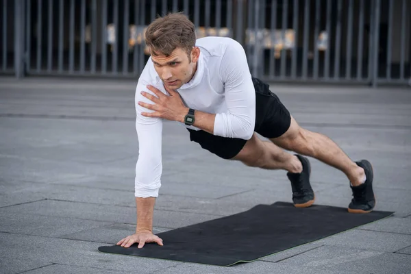 Spor Kıyafetlerine Odaklanmış Bir Adam Itme Itme Egzersizlerinde Omuz Vuruşu — Stok fotoğraf