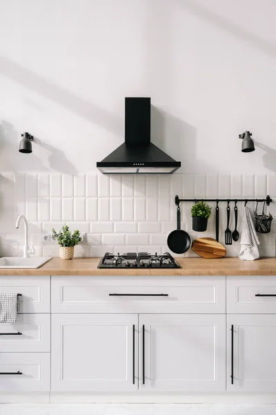 Moderno Diseño Interior Cocina Tonos Blancos Con Vitrocerámica Fregadero Campana — Foto de Stock