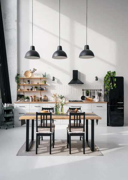 Cocina Interior Con Muebles Electrodomésticos Modernos Luminoso Espacioso Apartamento Propiedades — Foto de Stock