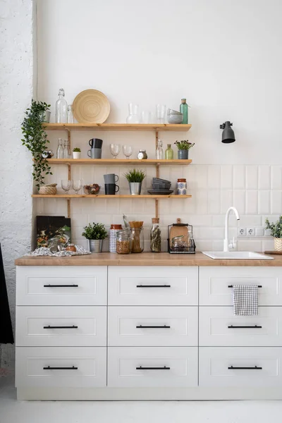 Regale Skandinavischen Stil Und Spüle Der Kücheneinrichtung Holzmöbel Esszimmer Weißtönen — Stockfoto