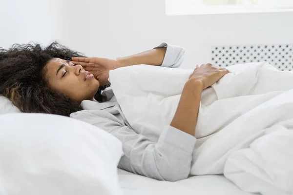 Zijaanzicht Van Zieke Gemengde Ras Vrouw Liggend Bed Slaapkledij Aanraking — Stockfoto