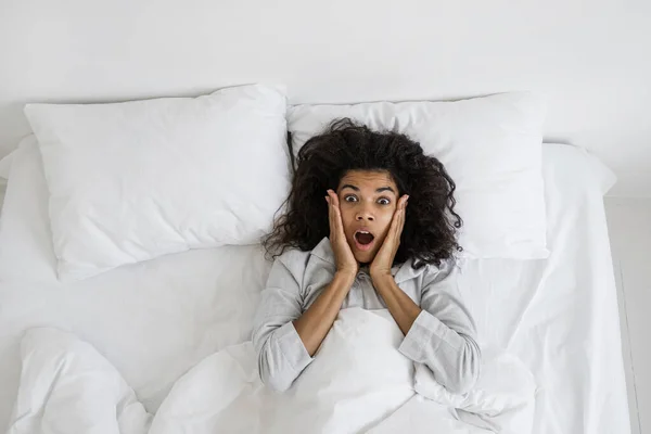 Tijd Wakker Worden Vroeg Ochtend Concept Bovenaanzicht Van Geschokte Afro — Stockfoto