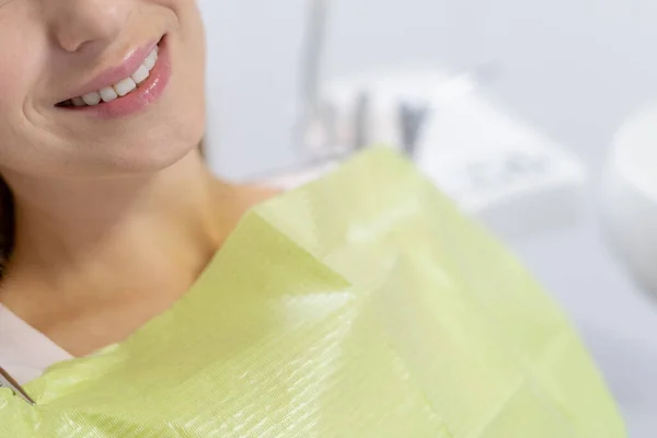 口腔卫生 保健治疗和敏感牙齿预防清洁的广告概念 患者面带微笑 坐在牙椅上 复制空间的剪影 — 图库照片