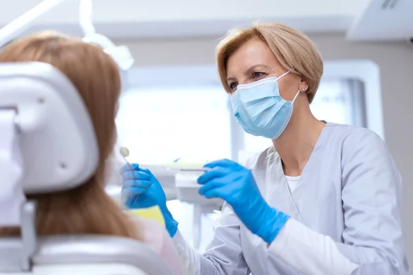 Vue Bas Dentiste Traitant Les Dents Patient Dans Bureau Clinique — Photo
