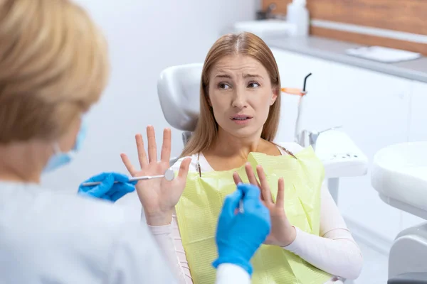Portrait Femme Effrayée Rendez Vous Chez Dentiste Dans Une Clinique — Photo