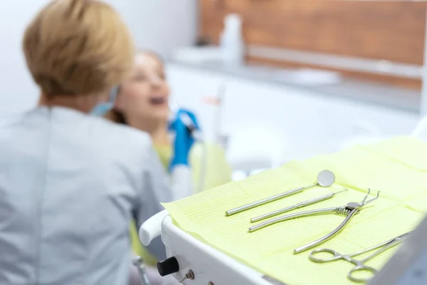 Sidovy Tandläkare Behandlar Patientens Tänder Bakgrunden Stomatolog Rostfria Verktyg Paket — Stockfoto