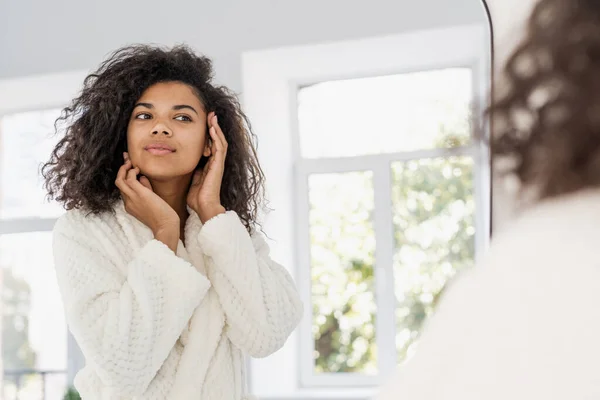 Cilt Bakımı Dermatoloji Kozmetik Konsepti Genç Afrikalı Amerikalı Kadın Banyoda — Stok fotoğraf