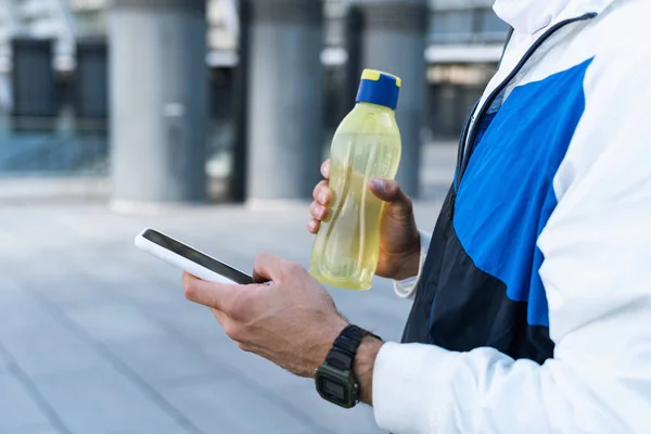 Vista Recortada Joven Atleta Sosteniendo Botella Con Agua Descansando Después —  Fotos de Stock