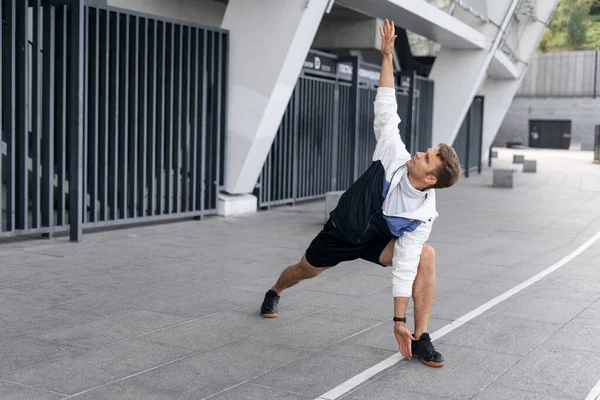 Młody Człowiek Odzieży Sportowej Ćwiczący Jogę Ćwiczący Równowagę Stojący Zewnątrz — Zdjęcie stockowe