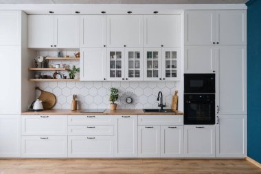 Modern mutfak iç tasarımı, şık mobilyalar, aletler ve dekorlarla. Modern dairede parlak ve ferah bir dolap. Kiralık lüks gayrimenkul
