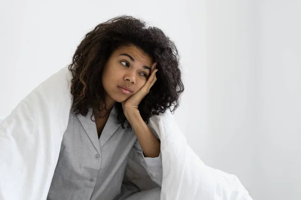 Moe Donkere Vrouw Gewikkeld Deken Hand Hand Nabij Gezicht Opzij — Stockfoto