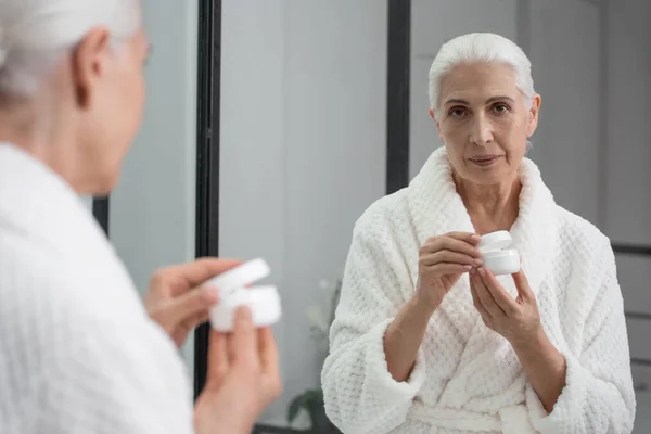 Retrato Mulher Idosa Com Tubo Creme Frente Espelho Produtos Envelhecimento — Fotografia de Stock