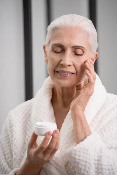 Ritratto Elegante Donna Anziana Con Tubo Crema Mano Applicando Cosmetici — Foto Stock