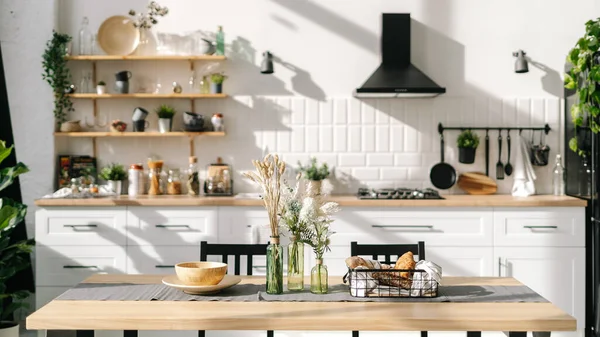 Сучасний Дизайн Інтер Єру Кухні Білих Тонах Стильними Меблями Прикрасами — стокове фото