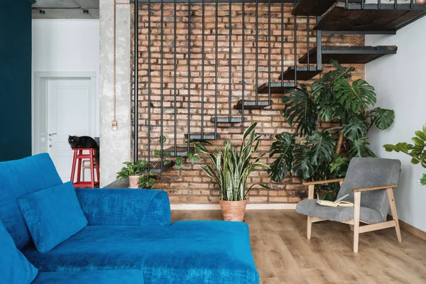 Elegantes Muebles Tapizados Apartamento Dúplex Estilo Loft Con Escaleras Ambiente — Foto de Stock