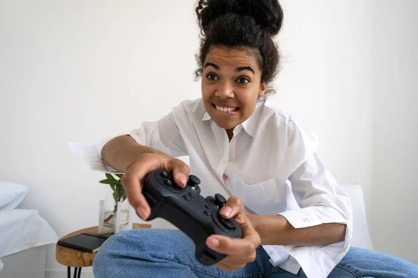 Retrato Adolescente Feminino Energizado Com Joystick Jogar Videogame Divirta Envolvido — Fotografia de Stock