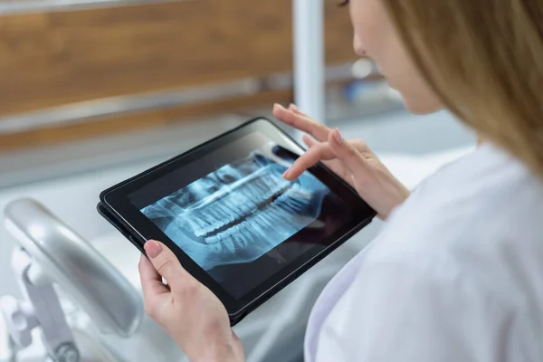 医生的侧视图与平板和全景牙科X光图像 正态图扫描 牙科学的现代技术 牙齿矫正的概念 — 图库照片