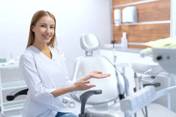 Portrait Dentiste Professionnel Uniforme Dans Bureau Clinique Contemporain Invitant Asseoir — Photo