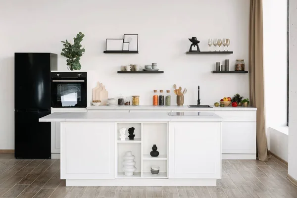现代北欧厨房室内设计与酒吧 厨房用具和时髦家具 现代家居装饰 明亮宽敞的单位出售 — 图库照片