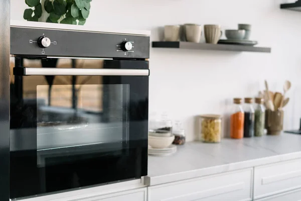 Mutfakta Modern Tarz Siyah Fırının Yan Görüntüsü Kavanozlar Aletler Dekorlarla — Stok fotoğraf