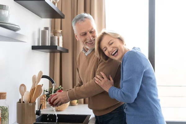 Modern Rahat Bir Mutfakta Orta Yaşlı Mutlu Bir Çiftin Portresi — Stok fotoğraf