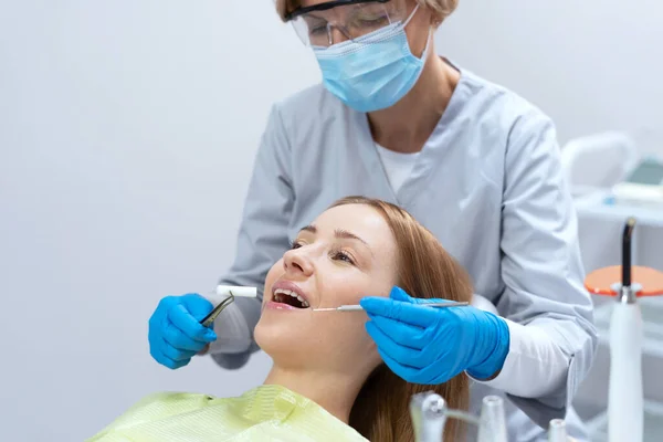 医生用牙科器械治疗病人牙齿的侧视图 口服药 口腔医学的概念 台架安装程序 假牙植入过程 — 图库照片