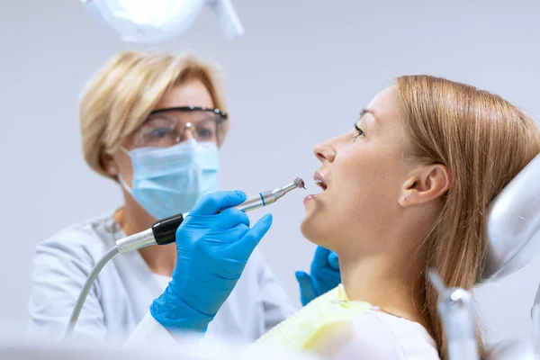 现代医院牙科医生治疗病人牙齿的侧视图 口腔科诊所办公室口服药的概念 牙齿植入或美白过程 — 图库照片