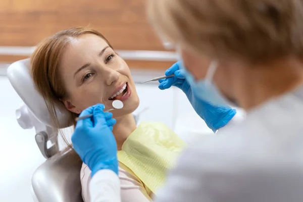 牙医预约时微笑的女人的侧视图 防止蛀牙 现代口腔科诊所办公室 口服药的概念 牙齿美白及处理方法 — 图库照片